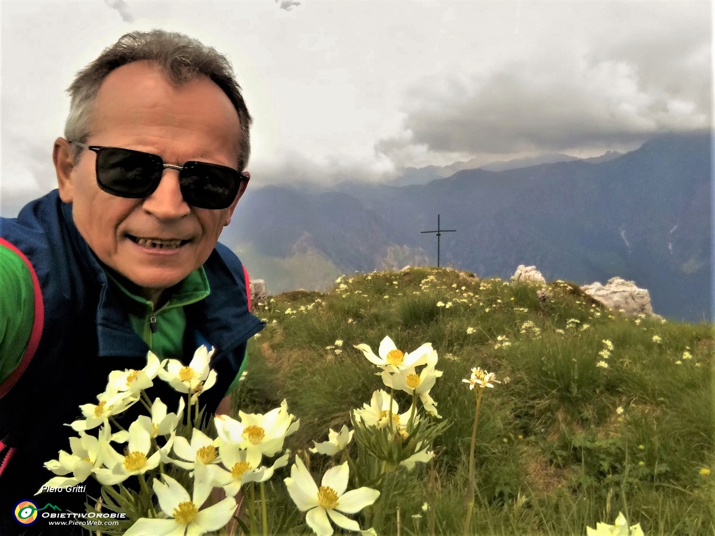 65 Fioriture di anemone narcissino alla croce di vetta della Corna Grande (2089 m).jpg